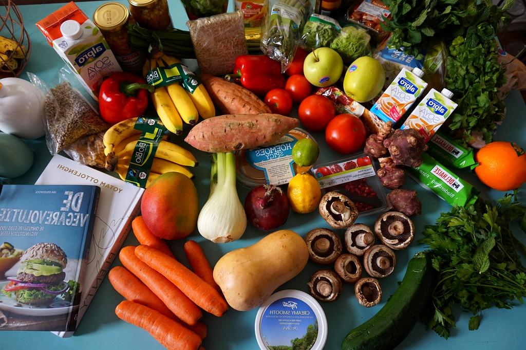 Coffee beans with antioxidant overlay